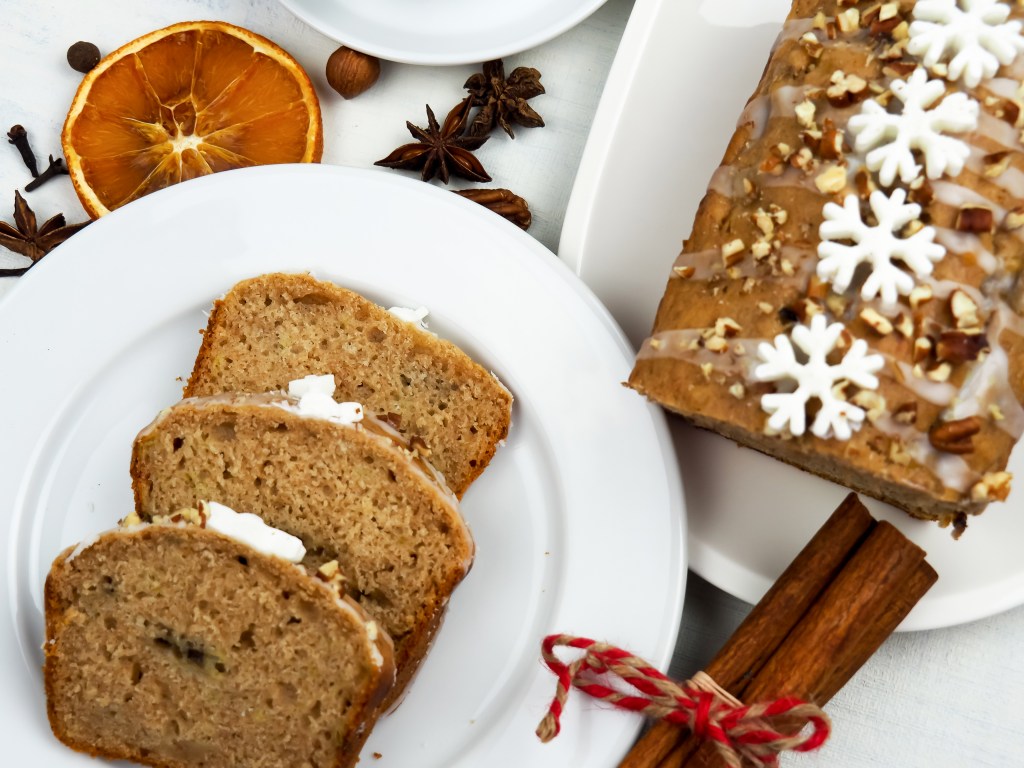 banana gingerbread cake